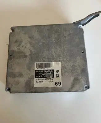 Toyota Avensis T250 Engine control unit/module 1758006326 896610 MB1758006322