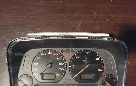 Volkswagen Golf III Speedometer (instrument cluster) 87001262
