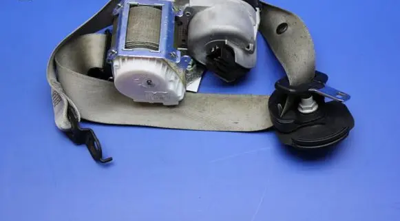 Mercedes-Benz ML W164 Front seatbelt 051103200047 33040011A 33033476A