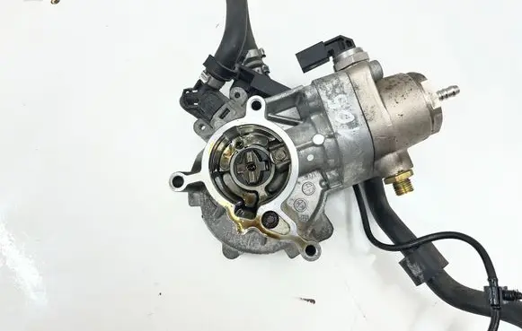 Audi A4 S4 B8 8K Fuel injection high pressure pump 06L145100B 090714 02472