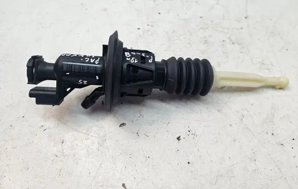 Peugeot 3008 II Clutch master cylinder 9809425480