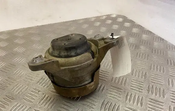 Engine mount bracket