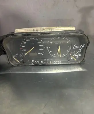 Volkswagen Golf III Speedometer (instrument cluster) 87001262 1H6819033 889652469