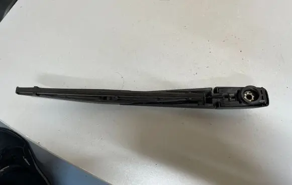 Toyota RAV 4 (XA40) Rear wiper blade 