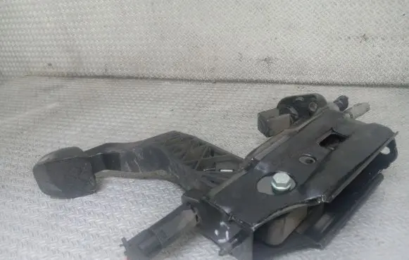 Audi A2 Clutch pedal 8Z1721059B