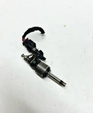 Volkswagen Polo VI Fuel injector 05C036