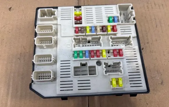 Renault Megane III Fuse module 284B60168R 9636303080 519331E01