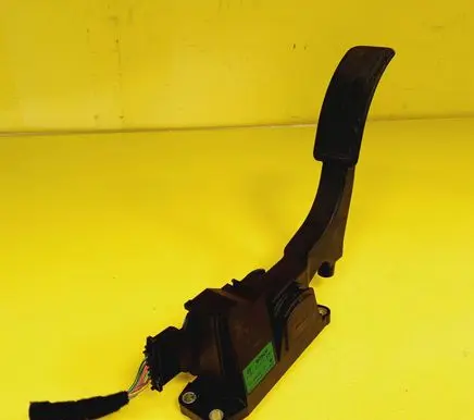 Accelerator throttle pedal