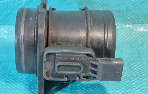 Volkswagen Golf VII Mass air flow meter 04L906461B