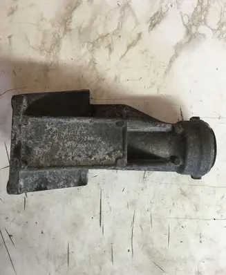 Engine mounting bracket