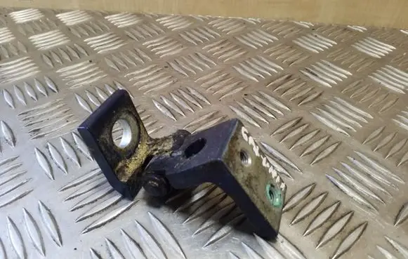 Skoda Octavia Mk2 (1Z) Rear door lower hinge 1Z0833411B