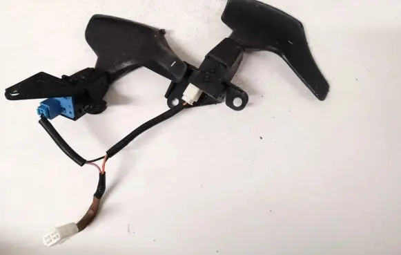 Toyota Avensis T270 Steering wheel buttons/switches 189601