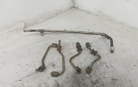 Fuel injector supply line/pipe