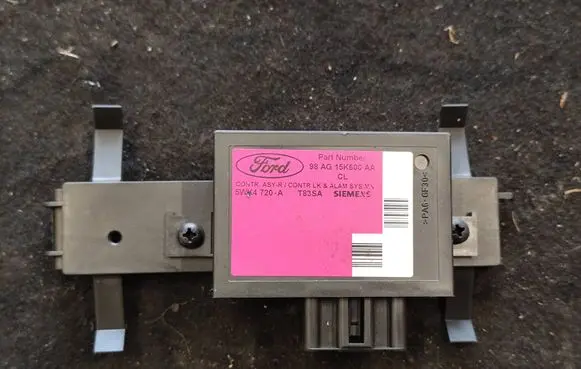 Ford Focus Door central lock control unit/module 98AG15K600AA 5WK4720A T83SA