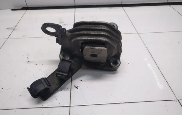 Volvo V70 Engine mount bracket 326C88