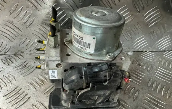 Nissan Leaf I (ZE0) ABS Pump TD8405 EM61