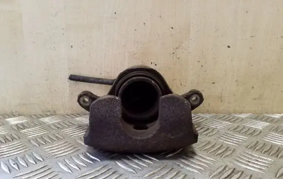 Nissan Juke I F15 Front brake caliper