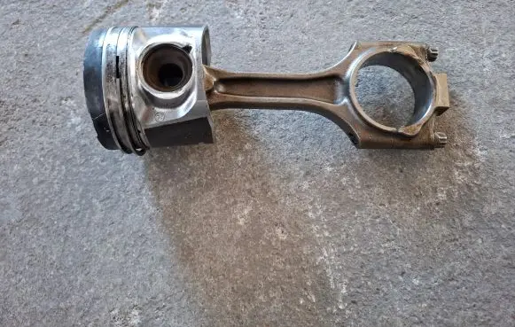 Volvo XC60 Piston with connecting rod 31303100