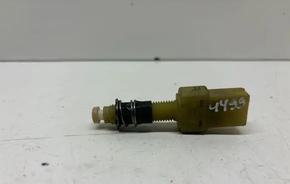 Volkswagen PASSAT B4 Brake pedal sensor switch 443945515