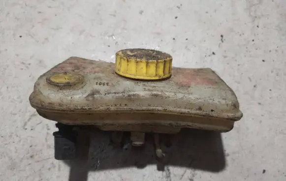 Brake fluid reservoir