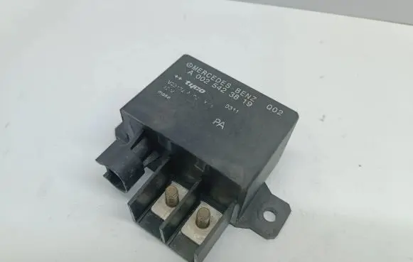 Mercedes-Benz E W211 Charging relay A0025423819 V23132 0025423819