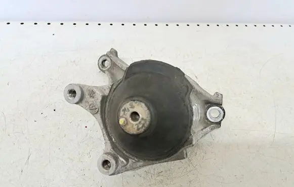 Honda Civic Engine mount bracket