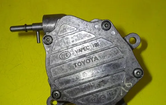 Toyota Corolla Verso AR10 Vacuum pump 24050795