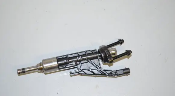 BMW 2 F46 Fuel injector 7639990 13537639990 13538625396