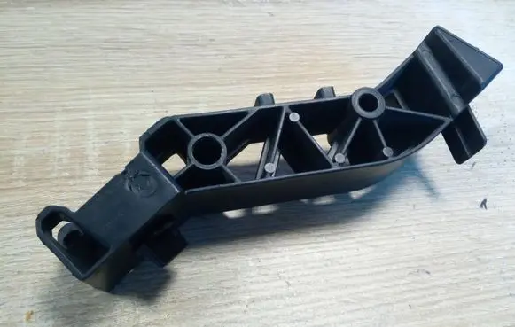 Front bumper mounting bracket
