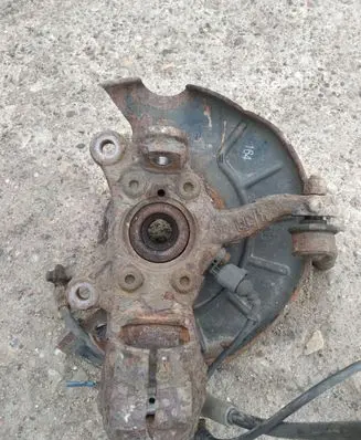 Volkswagen Golf V Front wheel hub