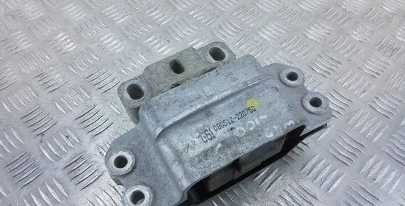 Volkswagen PASSAT CC Engine mount bracket 3C0199555