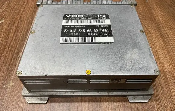 Mercedes-Benz E W124 Engine control unit/module ECU 0135450832