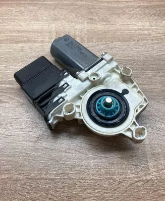 Volkswagen PASSAT B6 Rear door window regulator motor 3C9959704