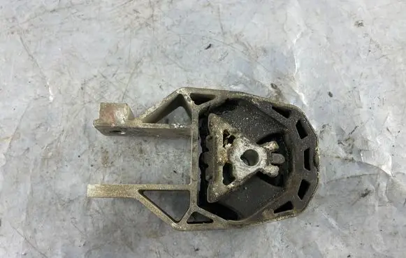 Ford Focus Engine mount bracket