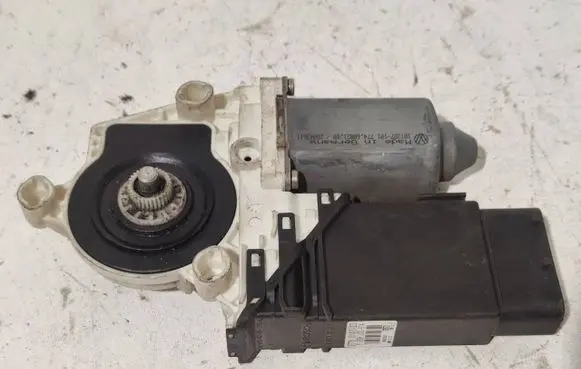 Volkswagen Bora Front door window regulator motor 9776101430203 965251 F00HJ00014