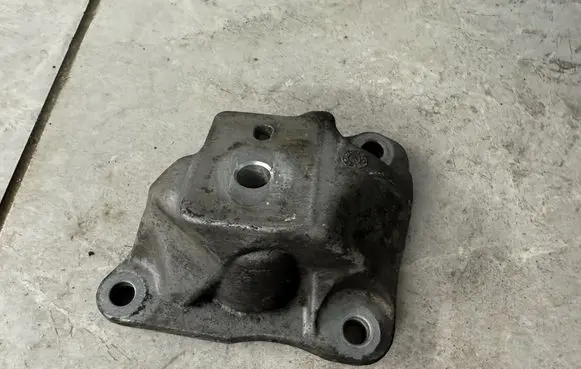 Engine mounting bracket