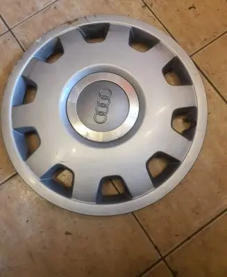 Audi A3 S3 8L R15 wheel hub/cap/trim 8L0601147