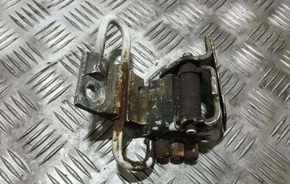 Volkswagen PASSAT B5 Rear door check strap stopper