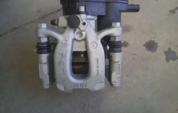 Opel Mokka X Rear brake caliper 9842295280