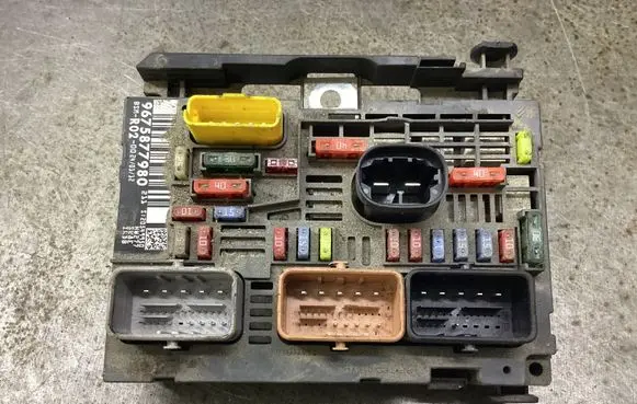 Citroen C4 I Picasso Fuse box set 9675877980 20549950