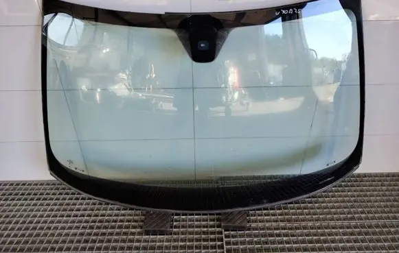Volvo V70 Front windscreen/windshield window 