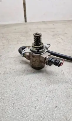 Audi A5 8T 8F Fuel injection high pressure pump 06J127065A