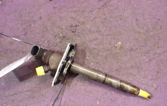 Audi A8 S8 D3 4E Fuel injector 057130277M