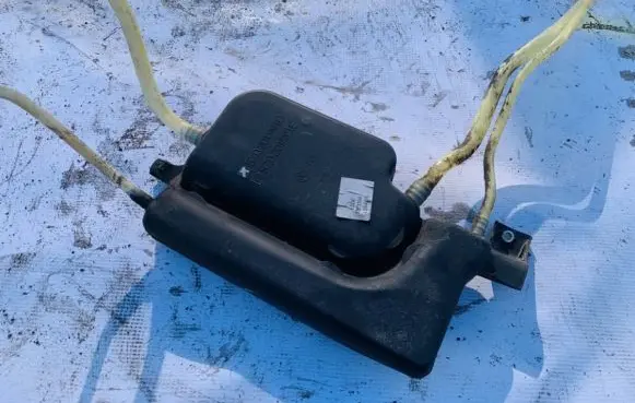 Volkswagen Fox Vacuum air tank 5z0201991d 5z0201991e