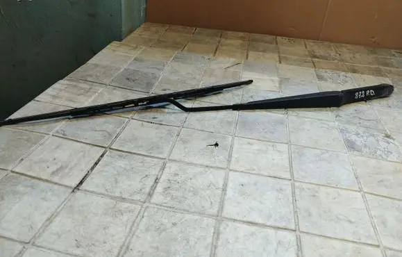 Toyota Avensis T220 Front wiper blade arm 182437