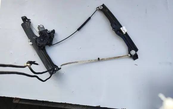 Front window lifting mechanism without motor