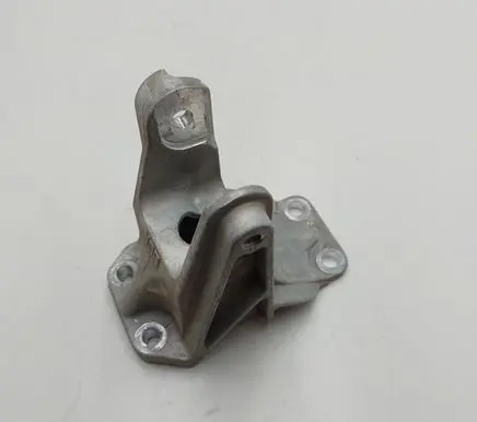 Nissan Leaf II (ZE1) Engine mounting bracket