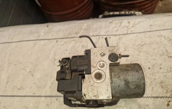 Nissan Navara D22 ABS Pump 11000031300