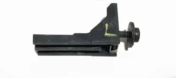 Headlight/headlamp mounting bracket
