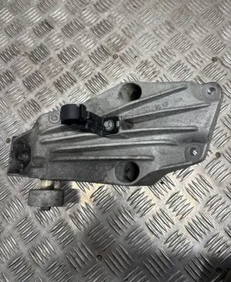 BMW 5 G30 G31 Engine mounting bracket 68615559